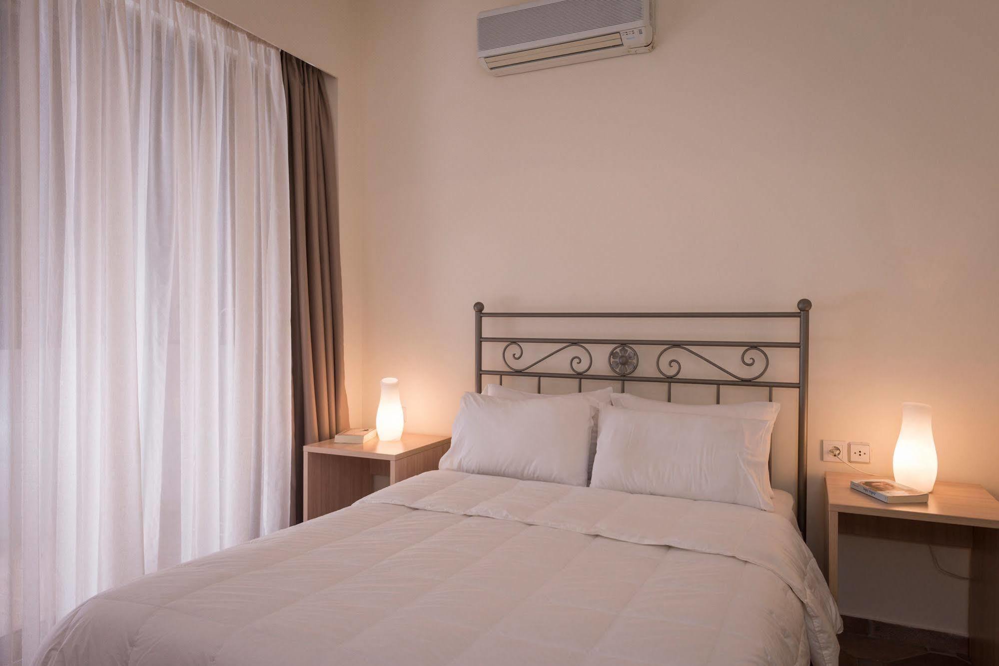 Icarus Hotel คาลามากี ภายนอก รูปภาพ